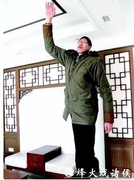 2.42米巨人娶1.6米妻子，婚后20年无子嗣，妻子：生活很不方便