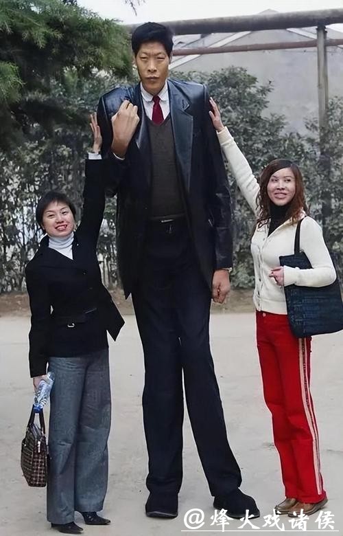 2.42米巨人娶1.6米妻子，婚后20年无子嗣，妻子：生活很不方便